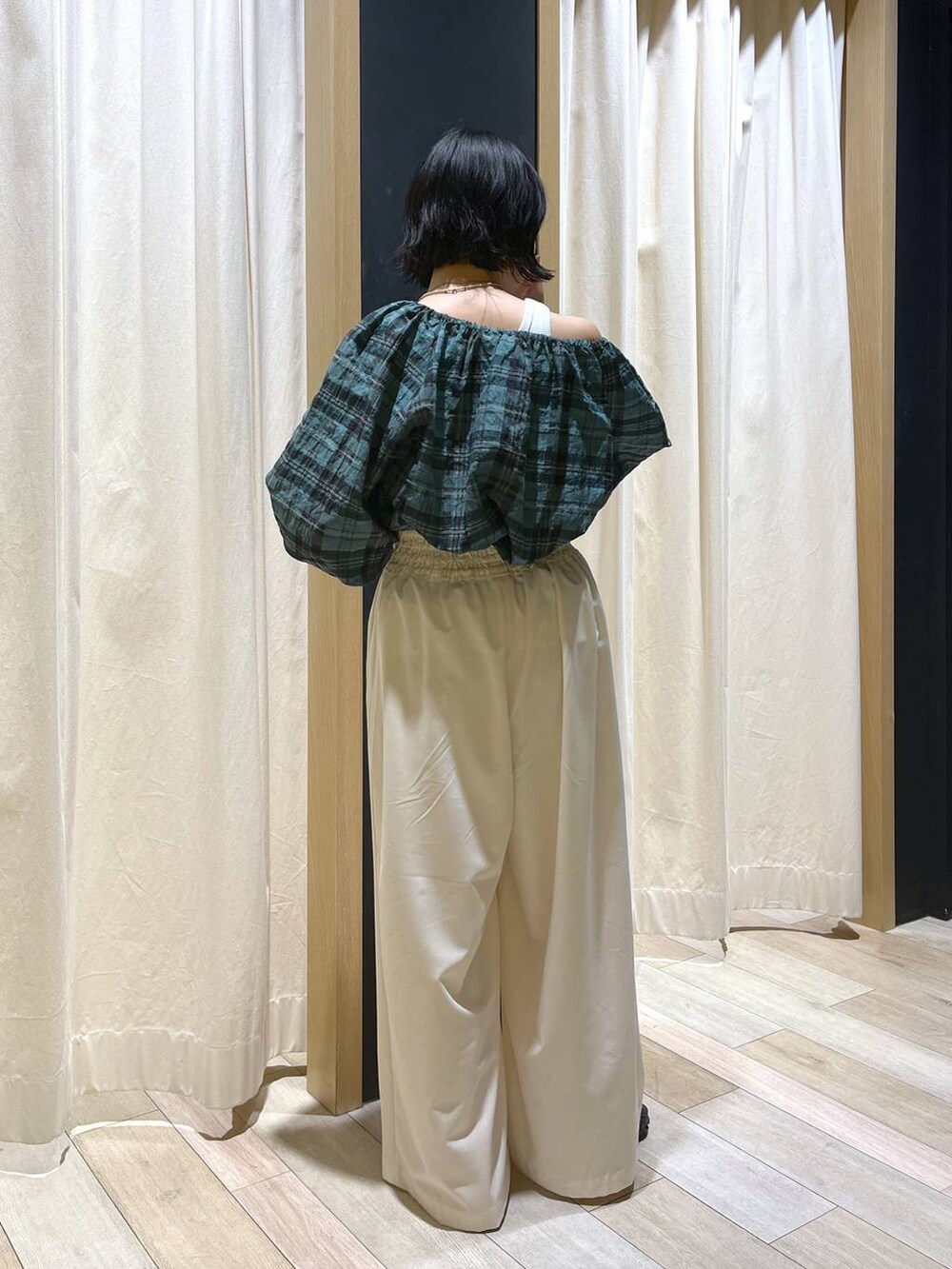 「夏コーデ、サンダル、ヘルシー、リラックス、女子ウケ、ママコーデ、女子会、旅行、LEPSIM、ブラウス、チェック、ワイドパンツ」｜「LEPSIMのギャザーワイドフレアパンツ　109734（その他パンツ、ホワイト系）」を使った、noriさん（レディース・155cm）の夏コーディネートの4枚目の写真