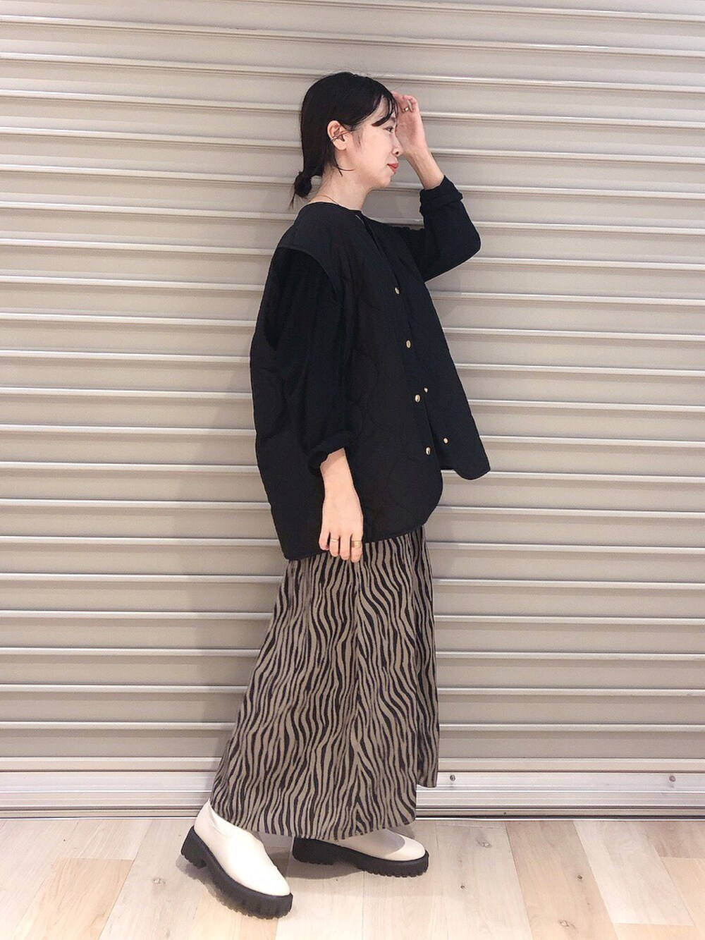 ブラック系のTシャツ/カットソー、ブラック系のその他アウター、ブラウン系のワンピースを着用したレディースの秋コーディネートの2枚目の写真