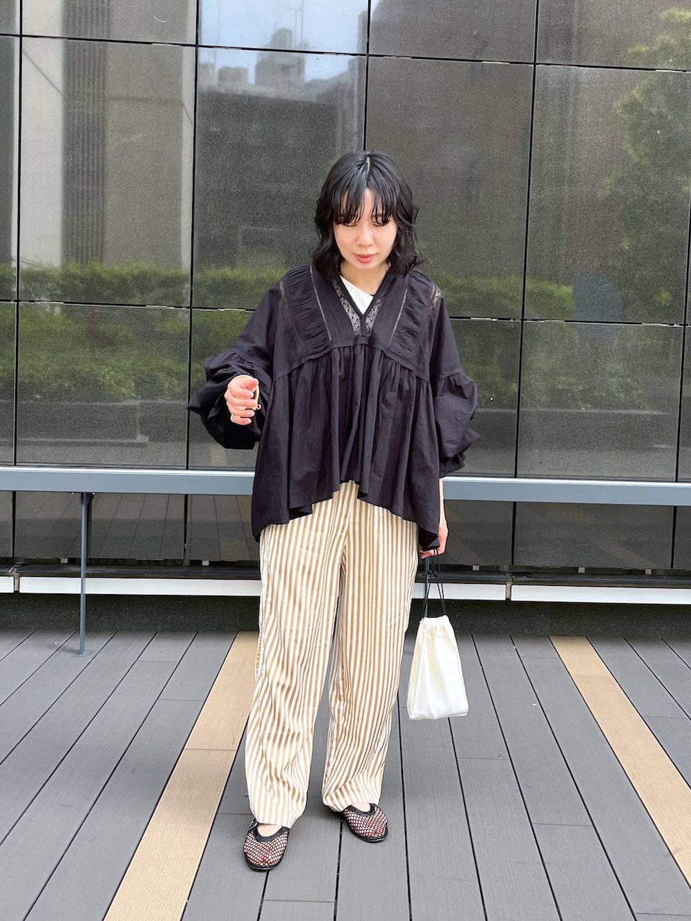 「ヘルシー、リラックス、女子ウケ、ママコーデ、女子会、骨格ウェーブ、旅行、LEPSIM、30代_LEPSIM、骨格ウェーブ_LEPSIM、ブラウス、ブラックコーデ、春夏コーデ、夏コーデ」｜「LEPSIMのメッシュフラットパンプス　319486（パンプス、ブラック系）」を使った、noriさん（レディース・155cm）の春コーディネートの2枚目の写真