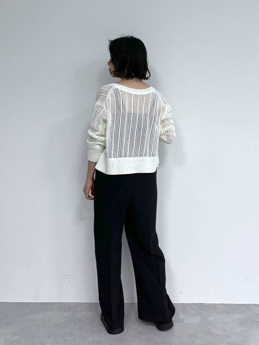 ホワイト系のカーディガン/ボレロ、シルバー系のサンダル、ブラック系のサロペット/オーバーオールを着用したレディースの夏コーディネートの3枚目の写真