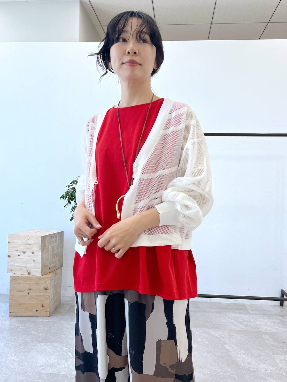 「春夏コーデ、夏コーデ、大人カジュアル、カーディガン、ノースリーブ、ヘルシー、リラックス、女子ウケ、ママコーデ、女子会、骨格ウェーブ、旅行、LEPSIM、30代_LEPSIM、骨格ウェーブ_LEPSIM」｜「LEPSIMの厚底ニットサンダル　290447（サンダル、ブラック系）」を使った、noriさん（レディース・155cm）の春コーディネートの4枚目の写真