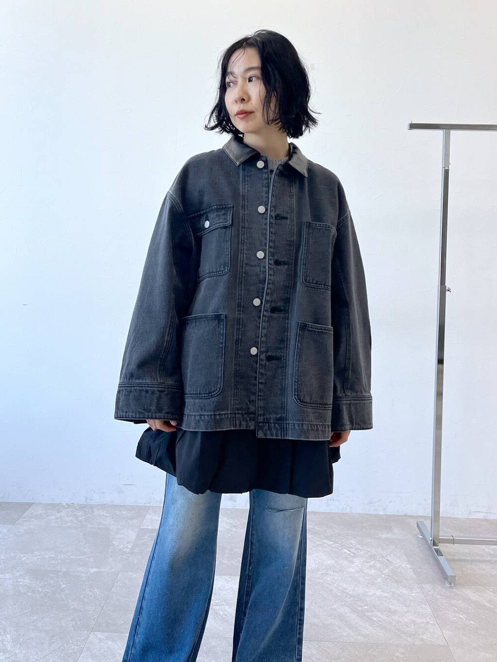 ブルー系のデニムパンツ、グレー系のニット/セーターを着用したレディースの冬コーディネートの9枚目の写真