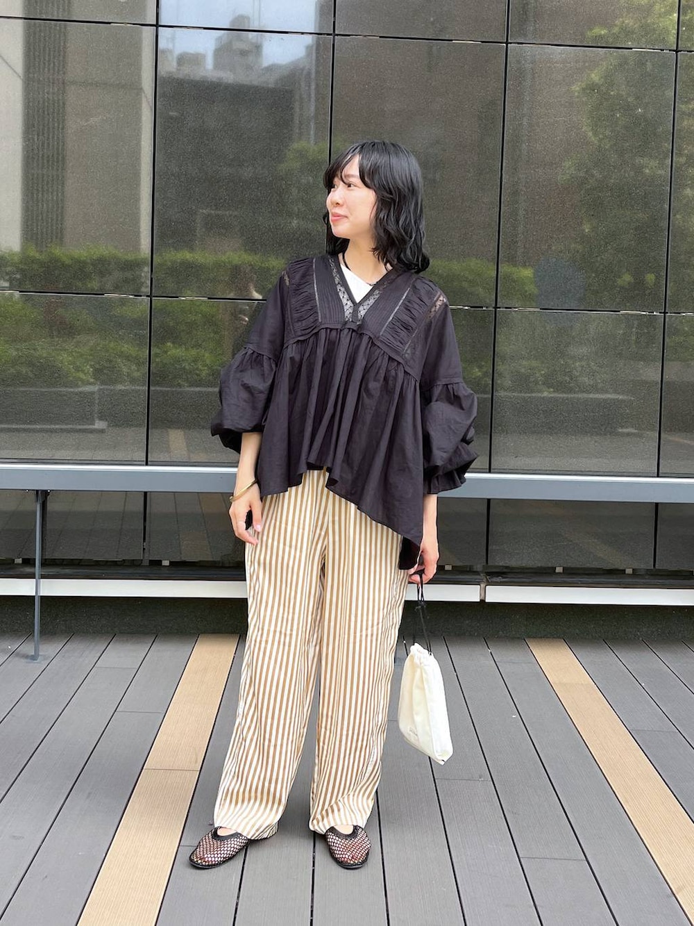 「ヘルシー、リラックス、女子ウケ、ママコーデ、女子会、骨格ウェーブ、旅行、LEPSIM、30代_LEPSIM、骨格ウェーブ_LEPSIM、ブラウス、ブラックコーデ、春夏コーデ、夏コーデ」｜「LEPSIMのメッシュフラットパンプス　319486（パンプス、ブラック系）」を使った、noriさん（レディース・155cm）の春コーディネートの5枚目の写真