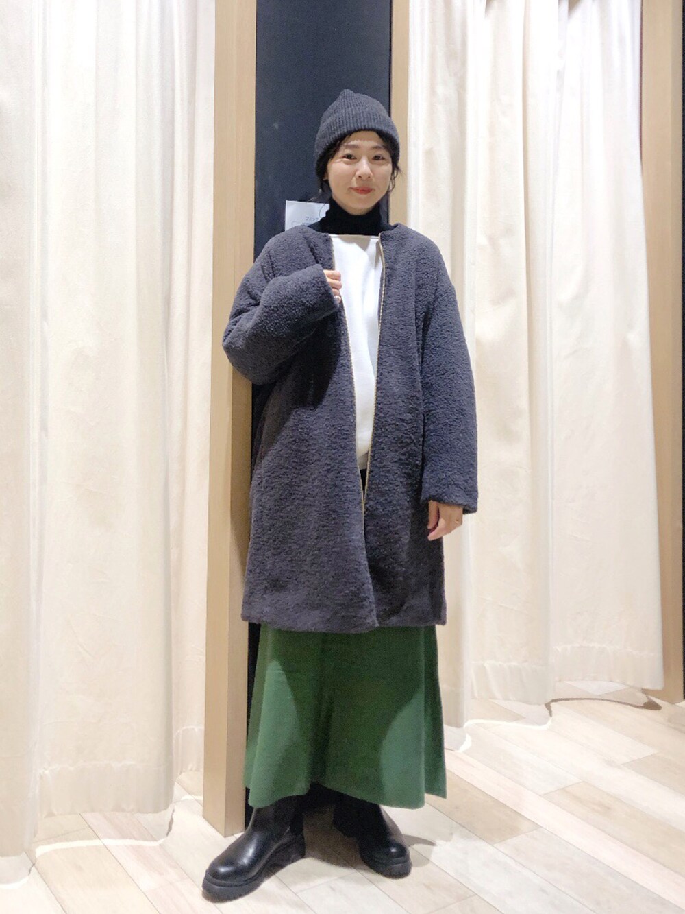 「アウター、ボアコート、ママコーデ、大人カジュアル、冬コーデ、低身長コーデ、私の推しブランド、レプシィム(LEPSIM)、プチプラ、ニットスカート」｜「LEPSIMのモチモチニットワッチ　229557（ニットキャップ/ビーニー、グレー系）」を使った、noriさん（レディース・155cm）の冬コーディネートの4枚目の写真