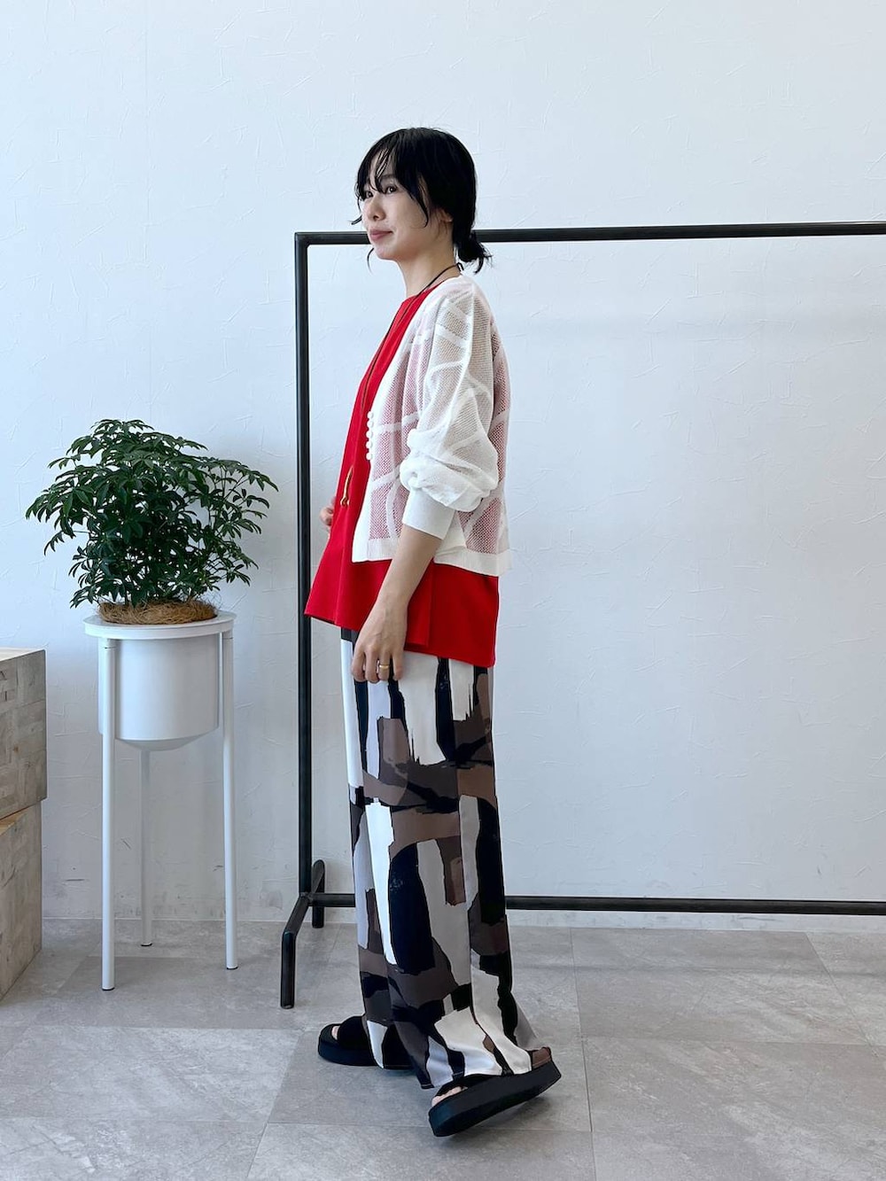 「春夏コーデ、夏コーデ、大人カジュアル、カーディガン、ノースリーブ、ヘルシー、リラックス、女子ウケ、ママコーデ、女子会、骨格ウェーブ、旅行、LEPSIM、30代_LEPSIM、骨格ウェーブ_LEPSIM」｜「LEPSIMの厚底ニットサンダル　290447（サンダル、ブラック系）」を使った、noriさん（レディース・155cm）の春コーディネートの2枚目の写真