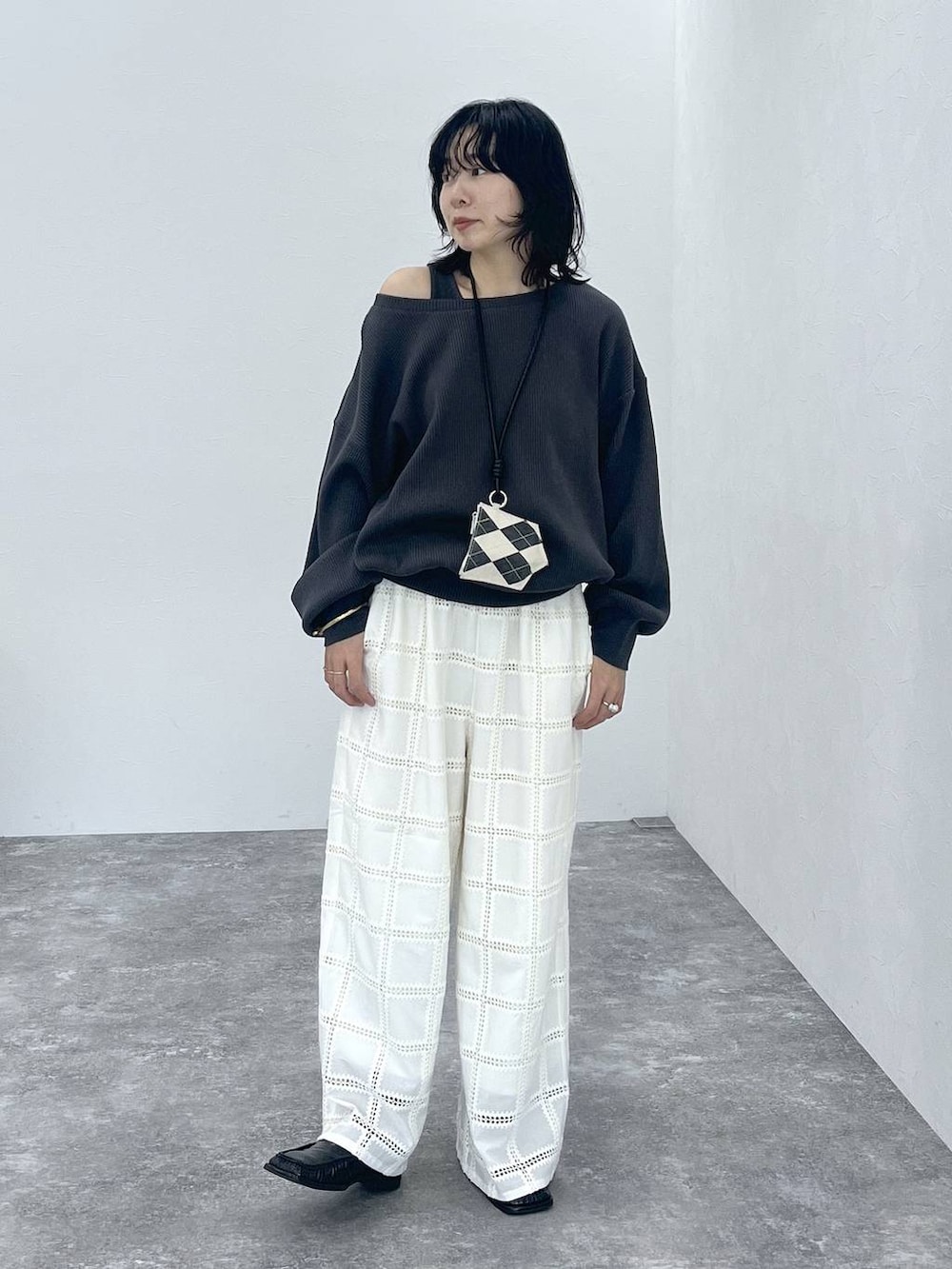 ホワイト系のその他パンツ、グレー系のTシャツ/カットソーを着用したレディースの冬コーディネートの4枚目の写真