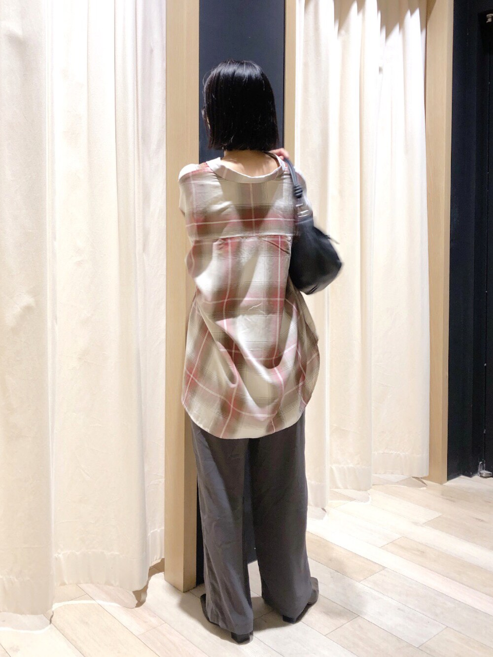 グレー系のその他パンツ、ベージュ系のシャツ/ブラウス、ブラック系のパンプスを着用したレディースの秋コーディネートの3枚目の写真