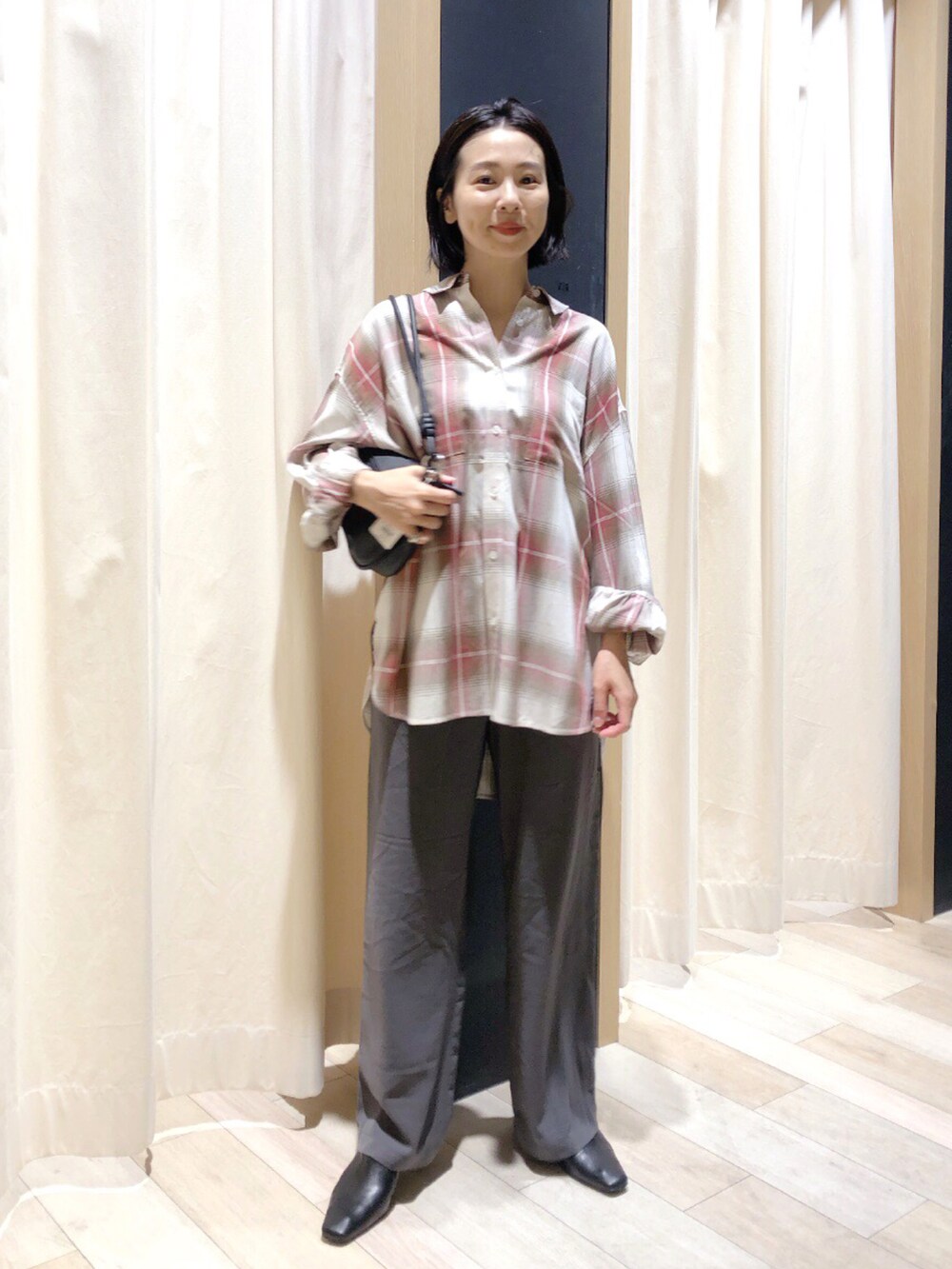 グレー系のその他パンツ、ベージュ系のシャツ/ブラウス、ブラック系のパンプスを着用したレディースの秋コーディネートの4枚目の写真