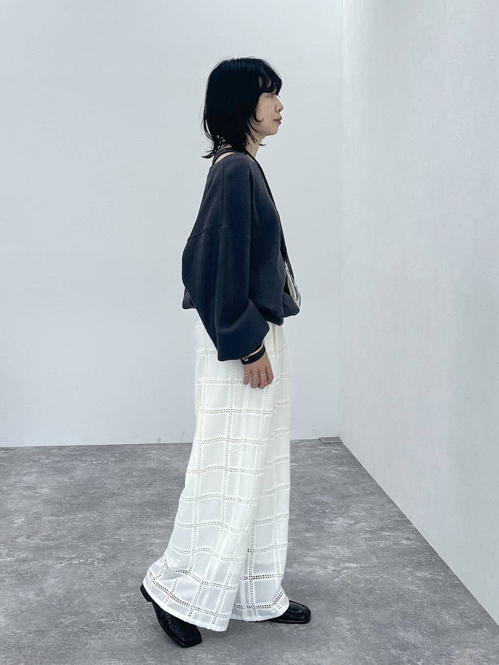 ホワイト系のその他パンツ、グレー系のTシャツ/カットソーを着用したレディースの冬コーディネートの3枚目の写真