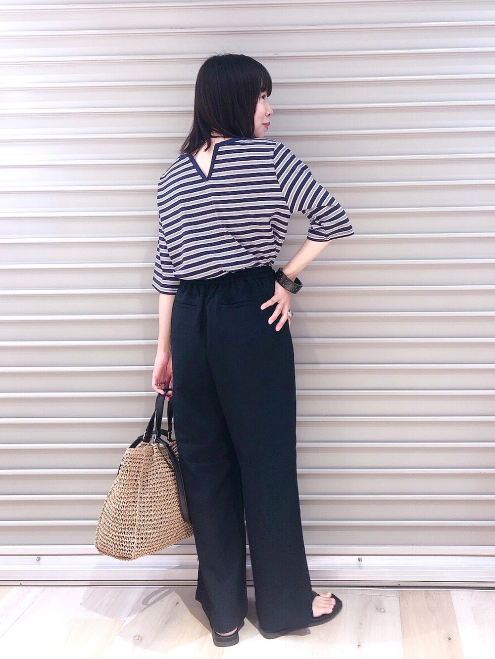 ブルー系のTシャツ/カットソー、ブルー系のその他パンツ、ベージュ系のトートバッグを着用したレディースの夏コーディネートの3枚目の写真