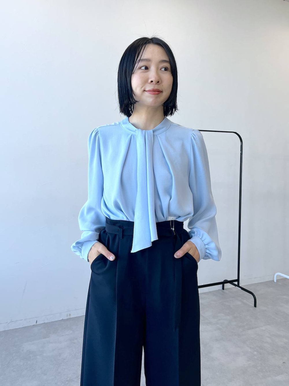 「セレモニースタイル_LEPSIM、オケージョン、パンツ、パンプス、ブラウス、入学式・卒業式、ヘルシー、リラックス、女子ウケ、ママコーデ、女子会、旅行、LEPSIM」｜「LEPSIMの【入卒式／セレモニー】Wクロスストレッチワイドパンツ　207775（スーツパンツ、ブルー系）」を使った、noriさん（レディース・155cm）の冬コーディネートの5枚目の写真