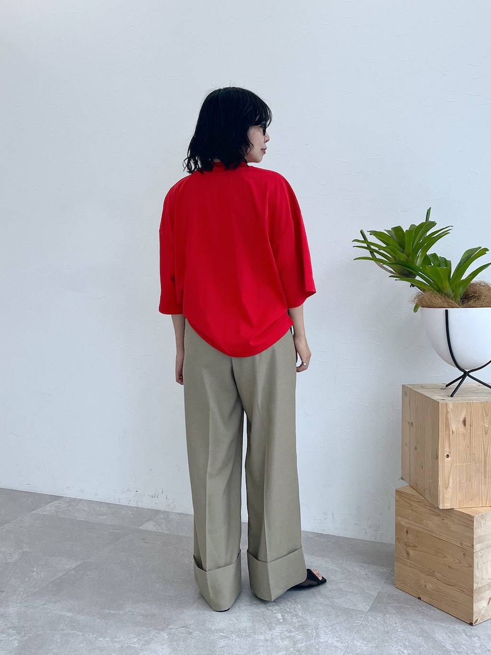 「ヘルシー、リラックス、女子ウケ、ママコーデ、女子会、旅行、LEPSIM、30代_LEPSIM」｜「LEPSIMのモックネックT　290296（Tシャツ/カットソー、レッド系）」を使った、noriさん（レディース・155cm）の春コーディネートの3枚目の写真