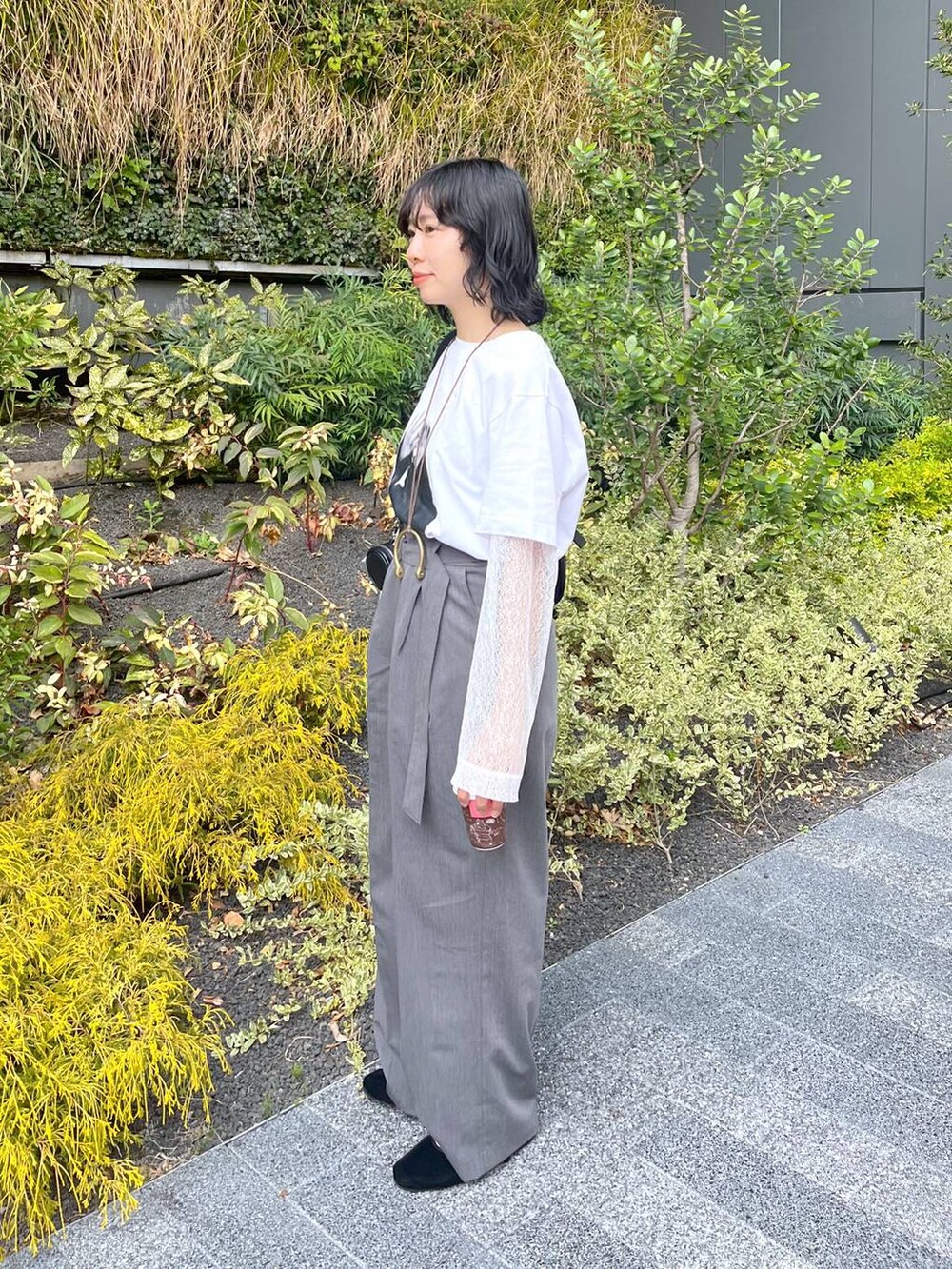 ホワイト系のシャツ/ブラウス、ブラック系のショルダーバッグを着用したレディースの春コーディネートの4枚目の写真