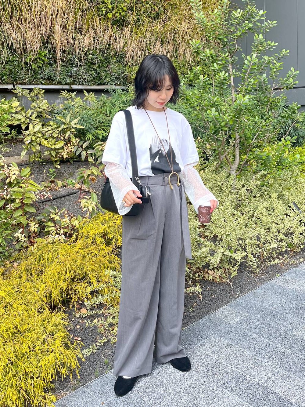 ホワイト系のシャツ/ブラウス、ブラック系のショルダーバッグを着用したレディースの春コーディネートの5枚目の写真