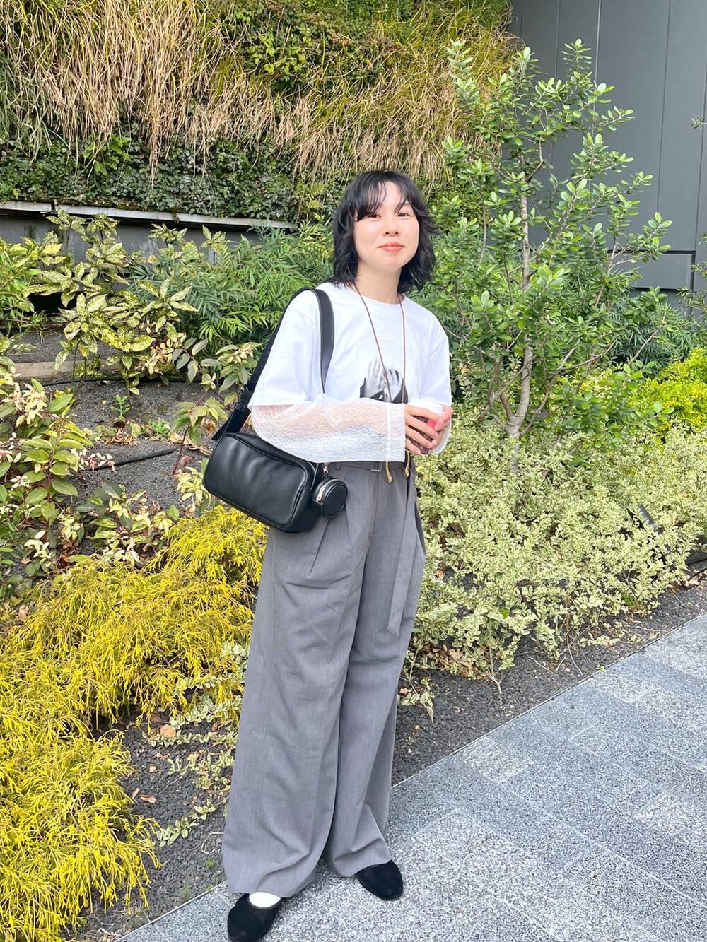 ホワイト系のシャツ/ブラウス、ブラック系のショルダーバッグを着用したレディースの春コーディネートの3枚目の写真