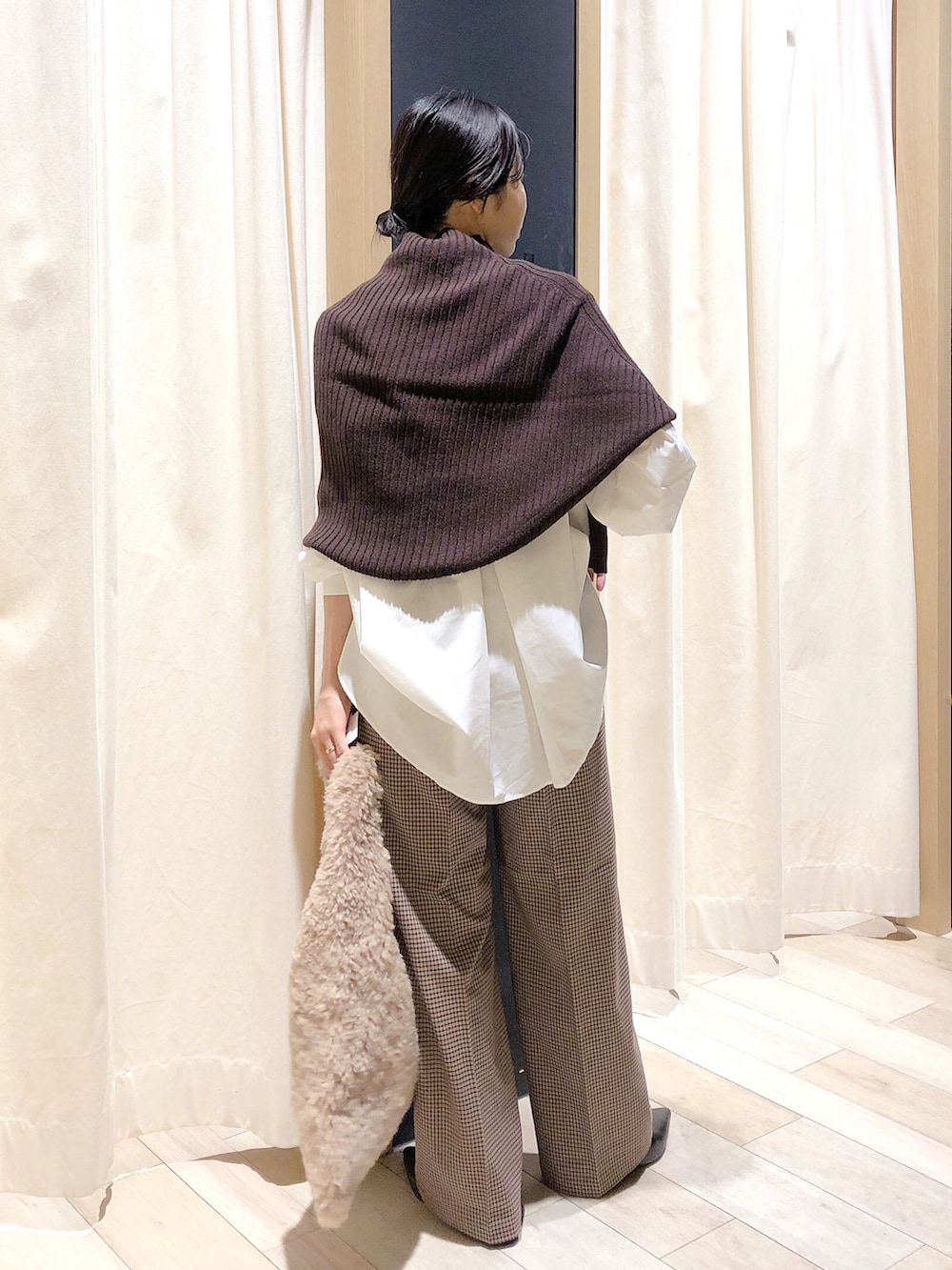 ブラック系のパンプス、ブラウン系のその他パンツ、ベージュ系のショルダーバッグを着用したレディースの秋コーディネートの3枚目の写真
