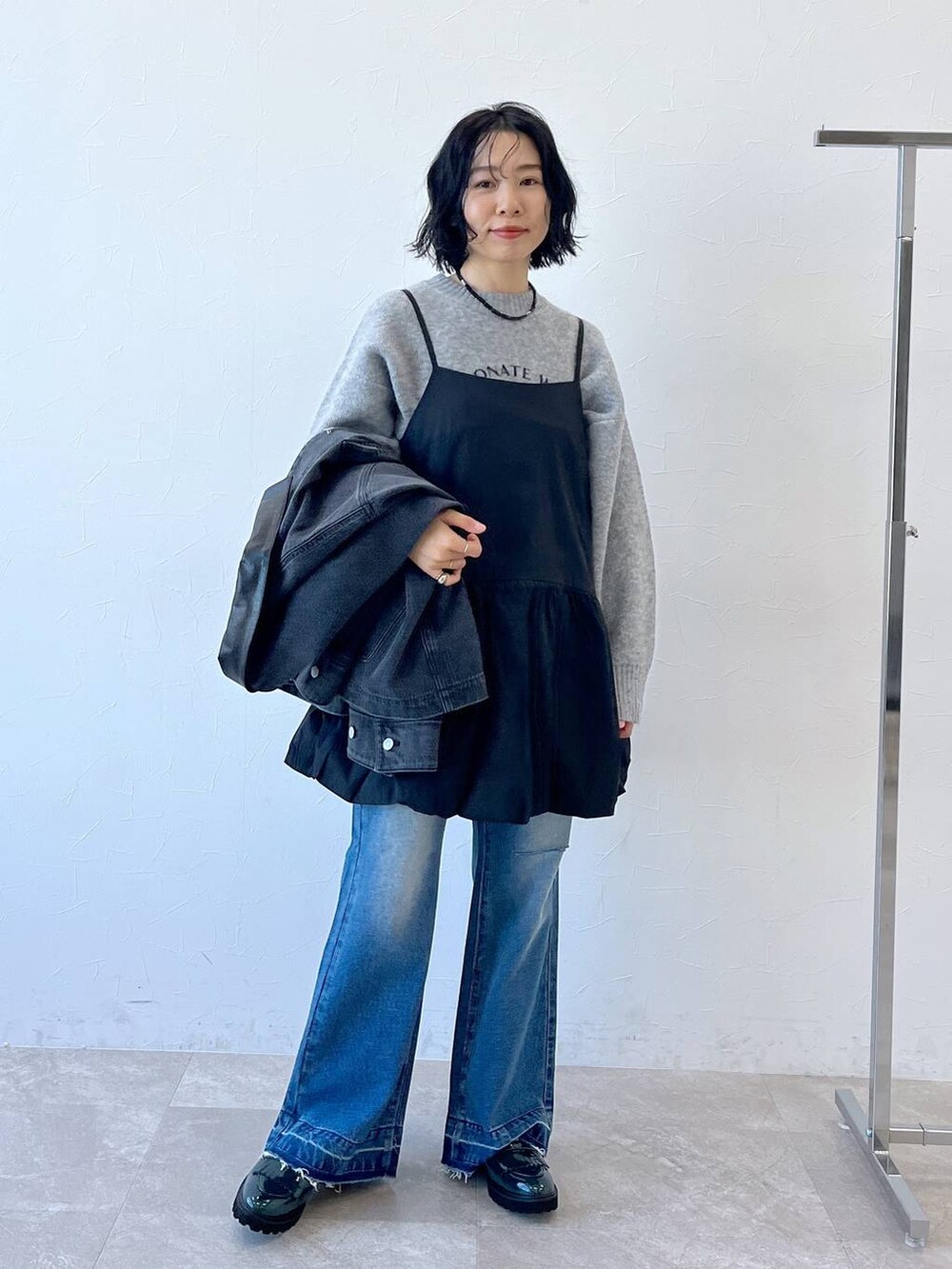 ブルー系のデニムパンツ、グレー系のニット/セーターを着用したレディースの冬コーディネートの3枚目の写真