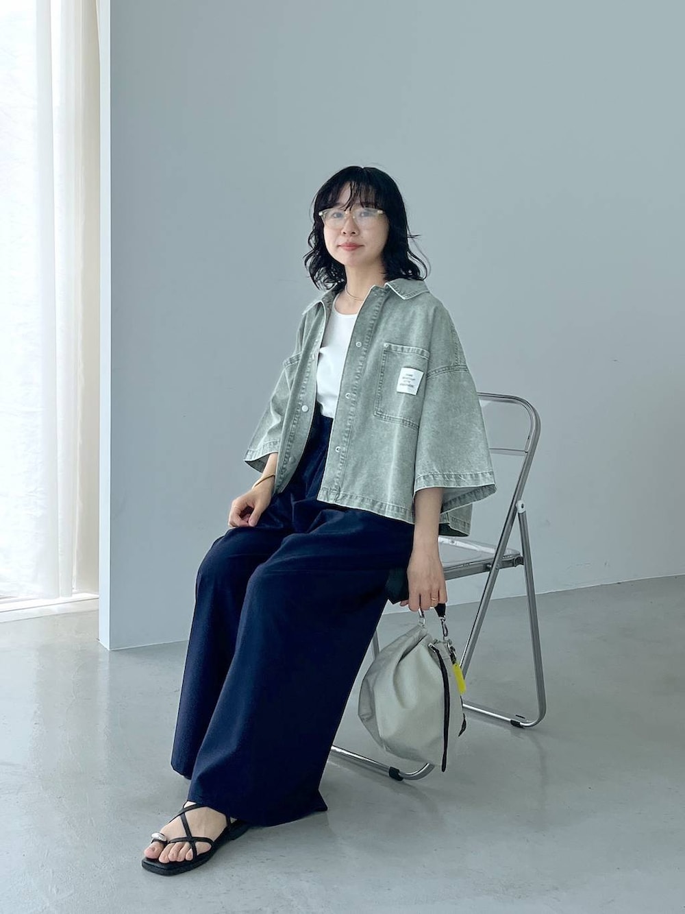 「ヘルシー、リラックス、女子ウケ、ママコーデ、女子会、骨格ウェーブ、旅行、LEPSIM、30代_LEPSIM、骨格ウェーブ_LEPSIM、デニムシャツ、ワイドパンツ」｜「LEPSIMの着回し5分袖ブラウス《2点セット》　243208（シャツ/ブラウス、ブラウン系）」を使った、noriさん（レディース・155cm）の春コーディネートの3枚目の写真