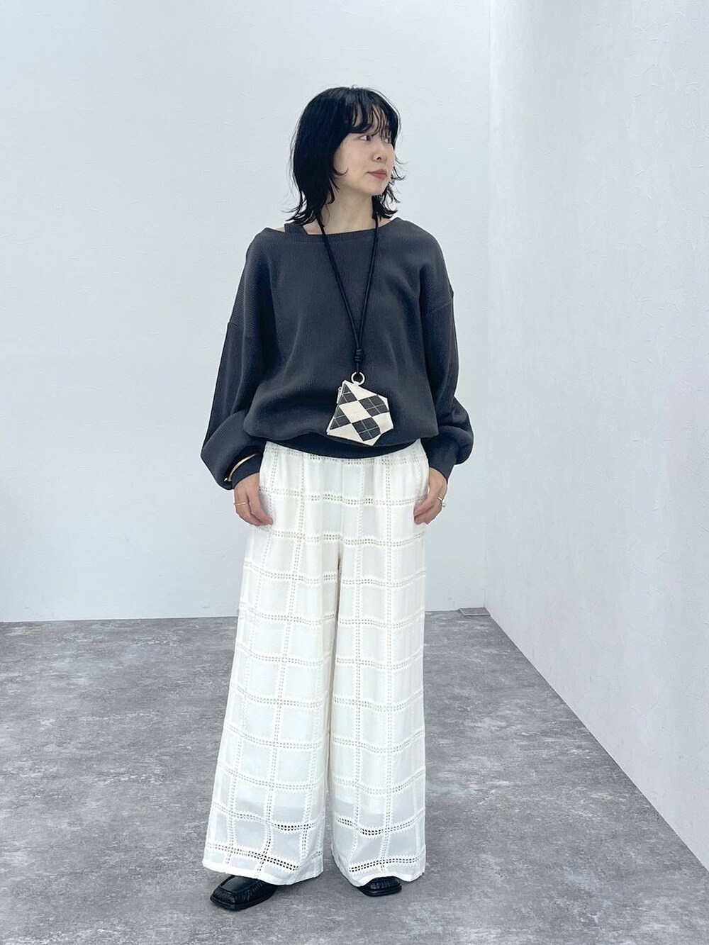 ホワイト系のその他パンツ、グレー系のTシャツ/カットソーを着用したレディースの冬コーディネートの2枚目の写真