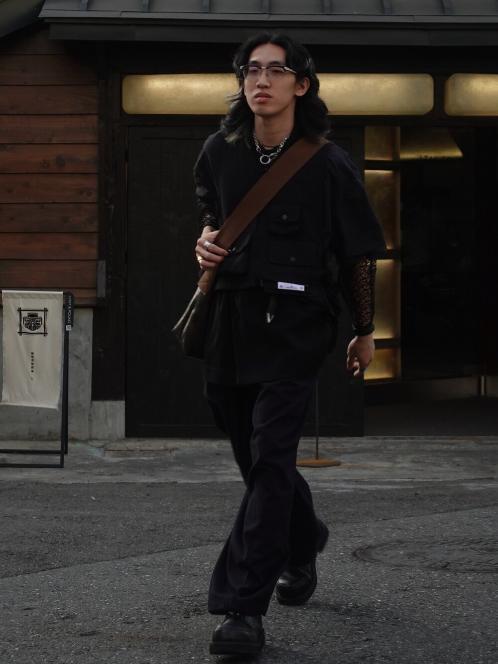 「BEAMSのアイテム（その他パンツ、ブラック系）」を使った、陳思昊さん（メンズ・173cm）の冬コーディネートの2枚目の写真