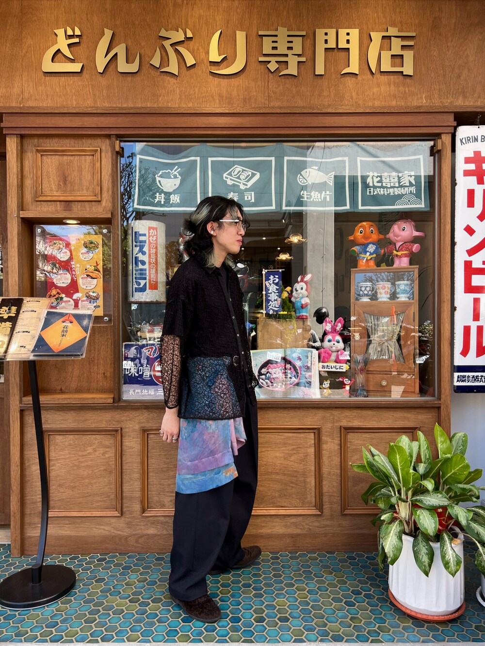 ブラック系のその他パンツ、その他のスリッポン、ブラック系のシャツ/ブラウスを着用したメンズの夏コーディネートの2枚目の写真