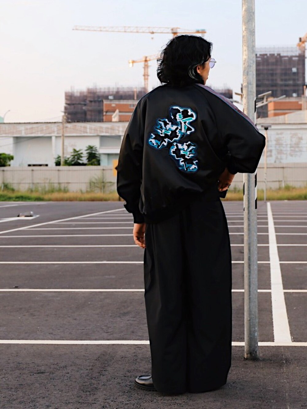 「秋冬コーデ」｜「HAREの【SETUP対応】バルーンテープパンツ(HARE)（その他パンツ、ブラック系）」を使った、陳思昊さん（メンズ・173cm）の秋コーディネートの2枚目の写真