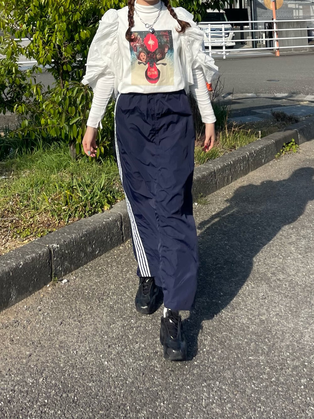 ホワイト系のTシャツ/カットソー、ブラック系のスニーカー、ブルー系のスカートを着用したレディースの春コーディネートの2枚目の写真