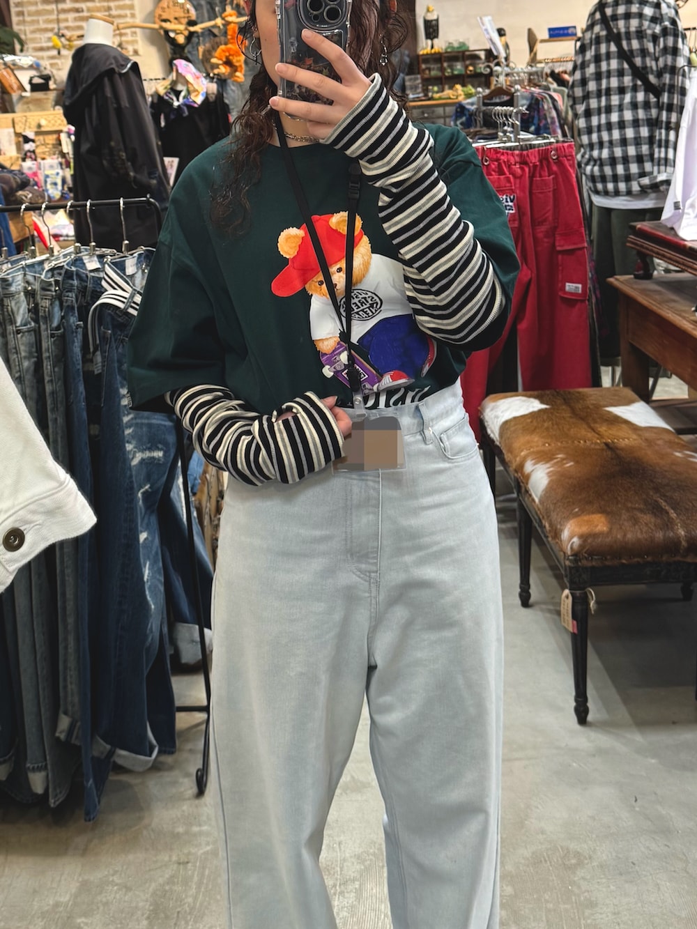 ブルー系のデニムパンツ、ブラック系のスニーカー、ブルー系のTシャツ/カットソーを着用したレディースの春コーディネートの2枚目の写真
