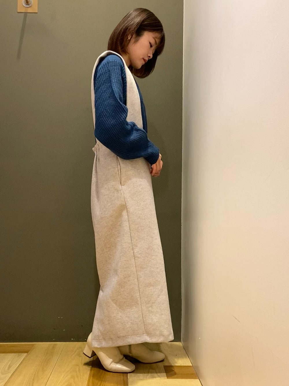 ブルー系のブルゾン、ブルー系のニット/セーター、ホワイト系のワンピースを着用したレディースの冬コーディネートの4枚目の写真