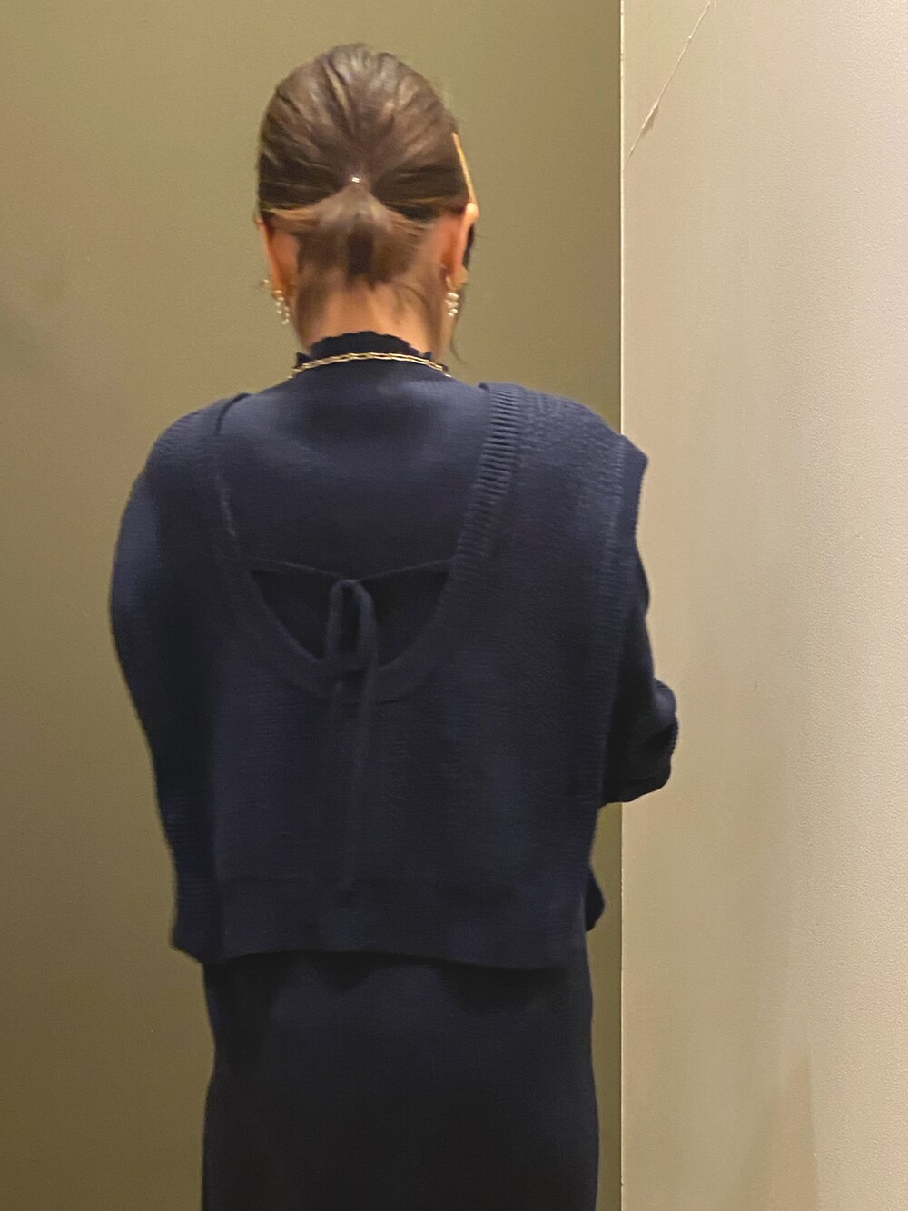 ブルー系のワンピース、ブルー系のストール/ショールを着用したレディースの秋コーディネートの4枚目の写真