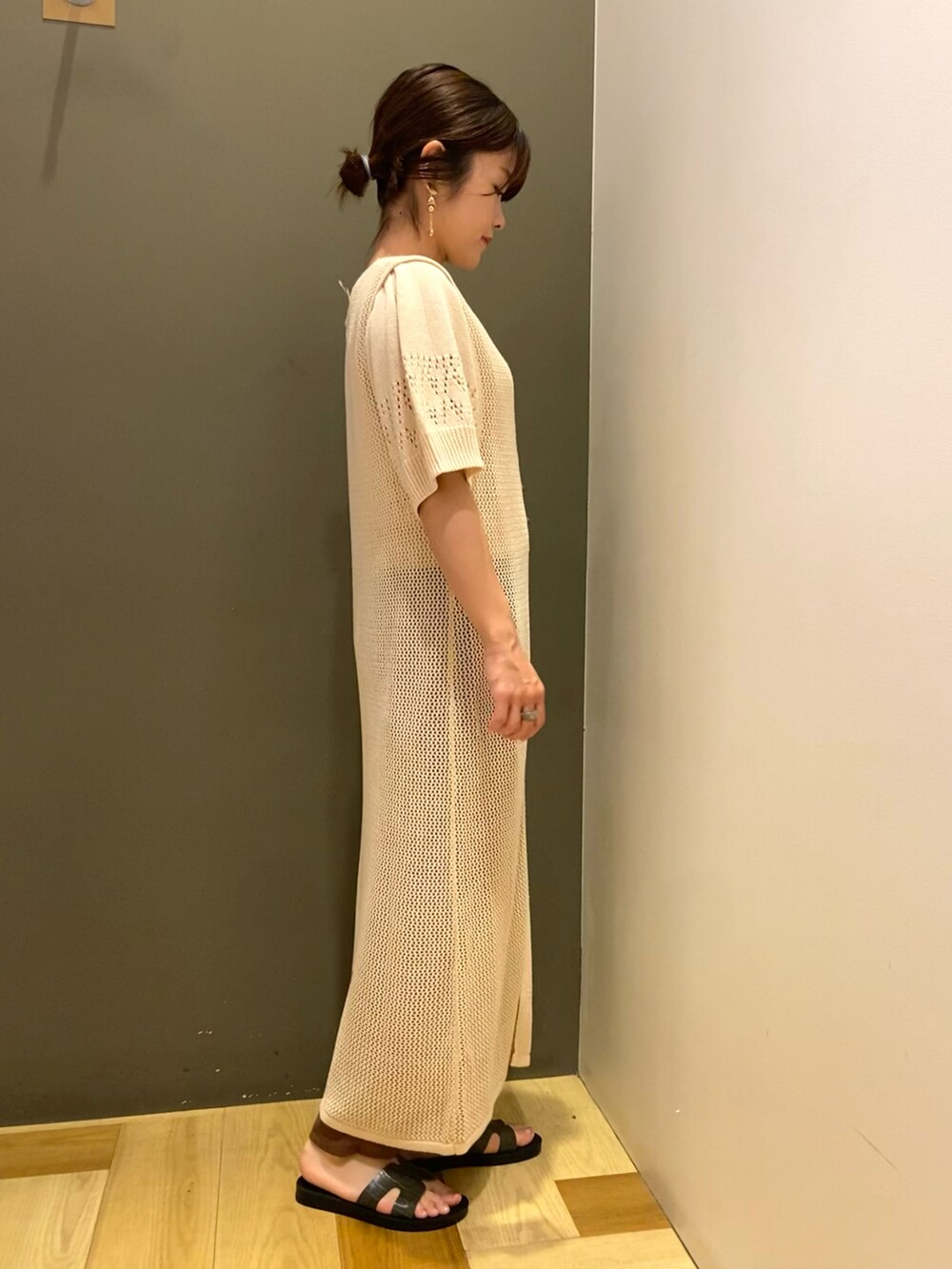 ホワイト系のワンピース、ブラウン系のその他パンツ、グリーン系のサンダルを着用したレディースの夏コーディネートの2枚目の写真