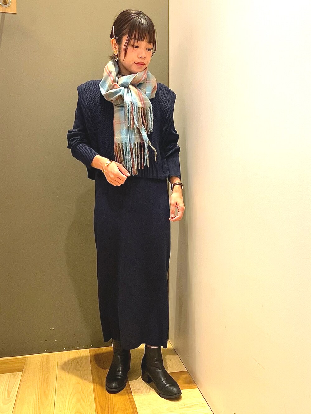 ブルー系のワンピース、ブルー系のストール/ショールを着用したレディースの秋コーディネートの2枚目の写真