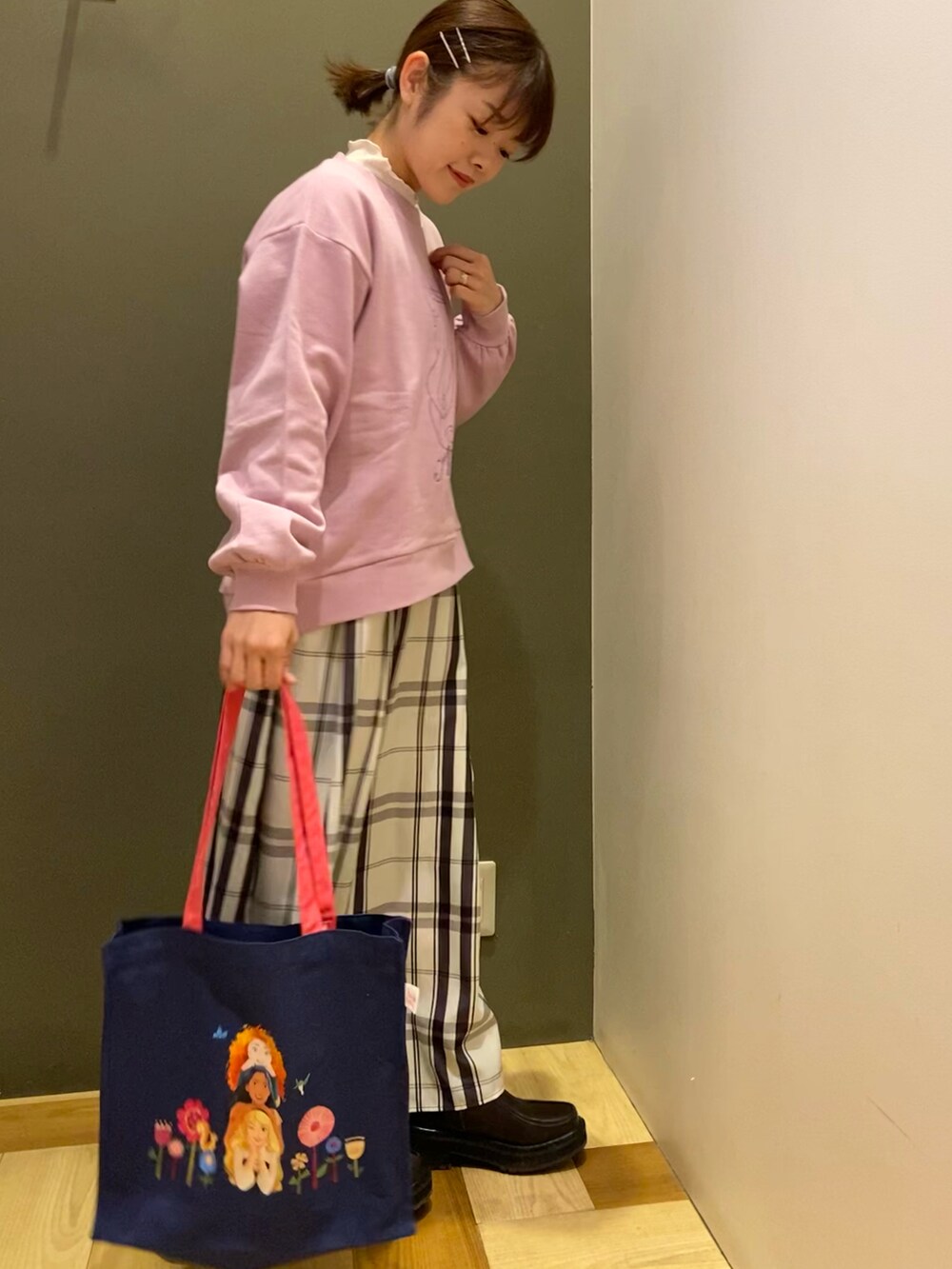 パープル系のスウェット、ホワイト系のTシャツ/カットソー、ブルー系のトートバッグを着用したレディースの冬コーディネートの2枚目の写真