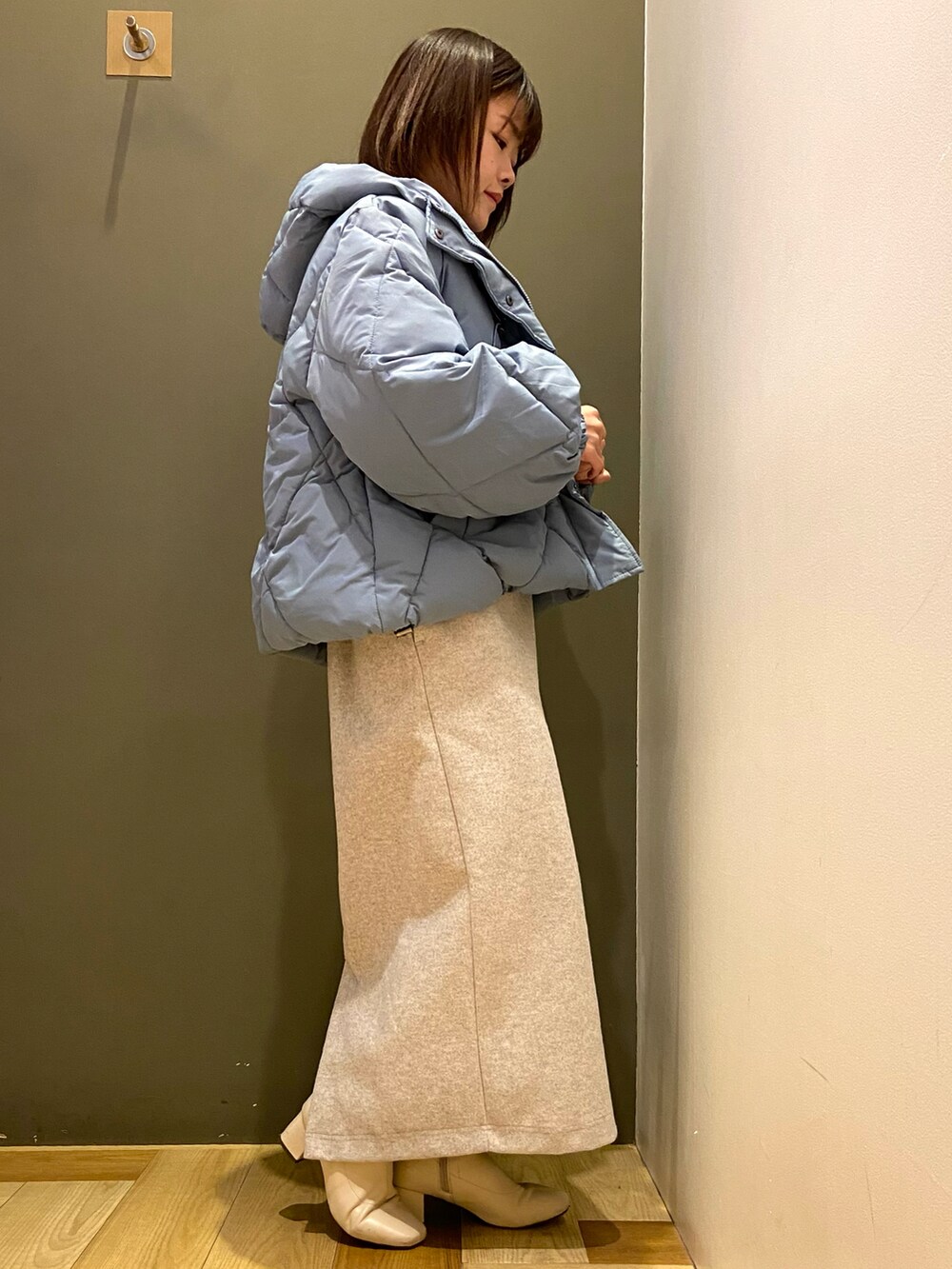 ブルー系のブルゾン、ブルー系のニット/セーター、ホワイト系のワンピースを着用したレディースの冬コーディネートの2枚目の写真