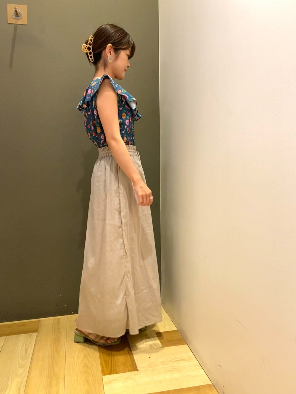 グリーン系のシャツ/ブラウス、ベージュ系のその他パンツ、グリーン系のハンドバッグを着用したレディースの夏コーディネートの2枚目の写真