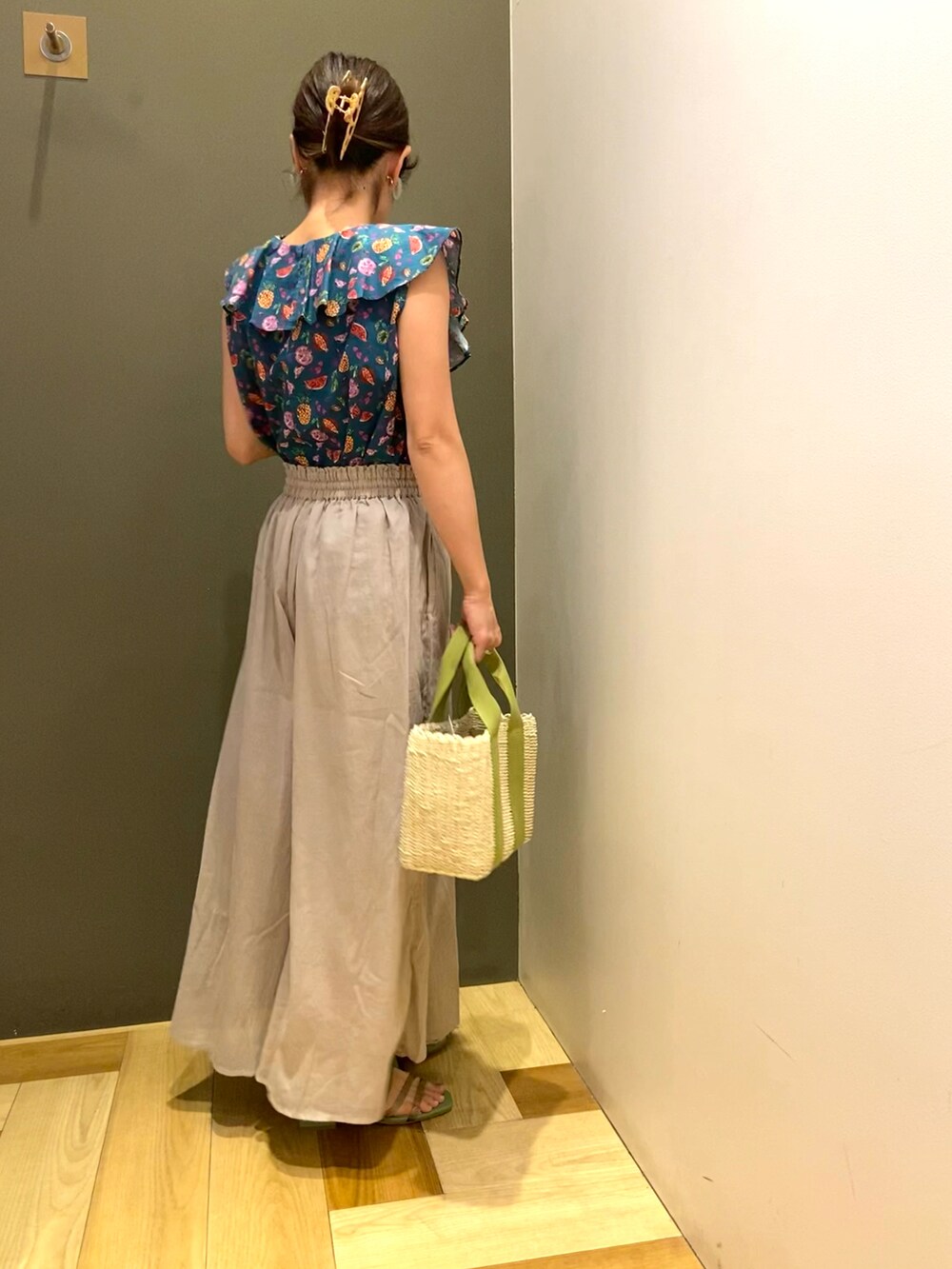 グリーン系のシャツ/ブラウス、ベージュ系のその他パンツ、グリーン系のハンドバッグを着用したレディースの夏コーディネートの3枚目の写真