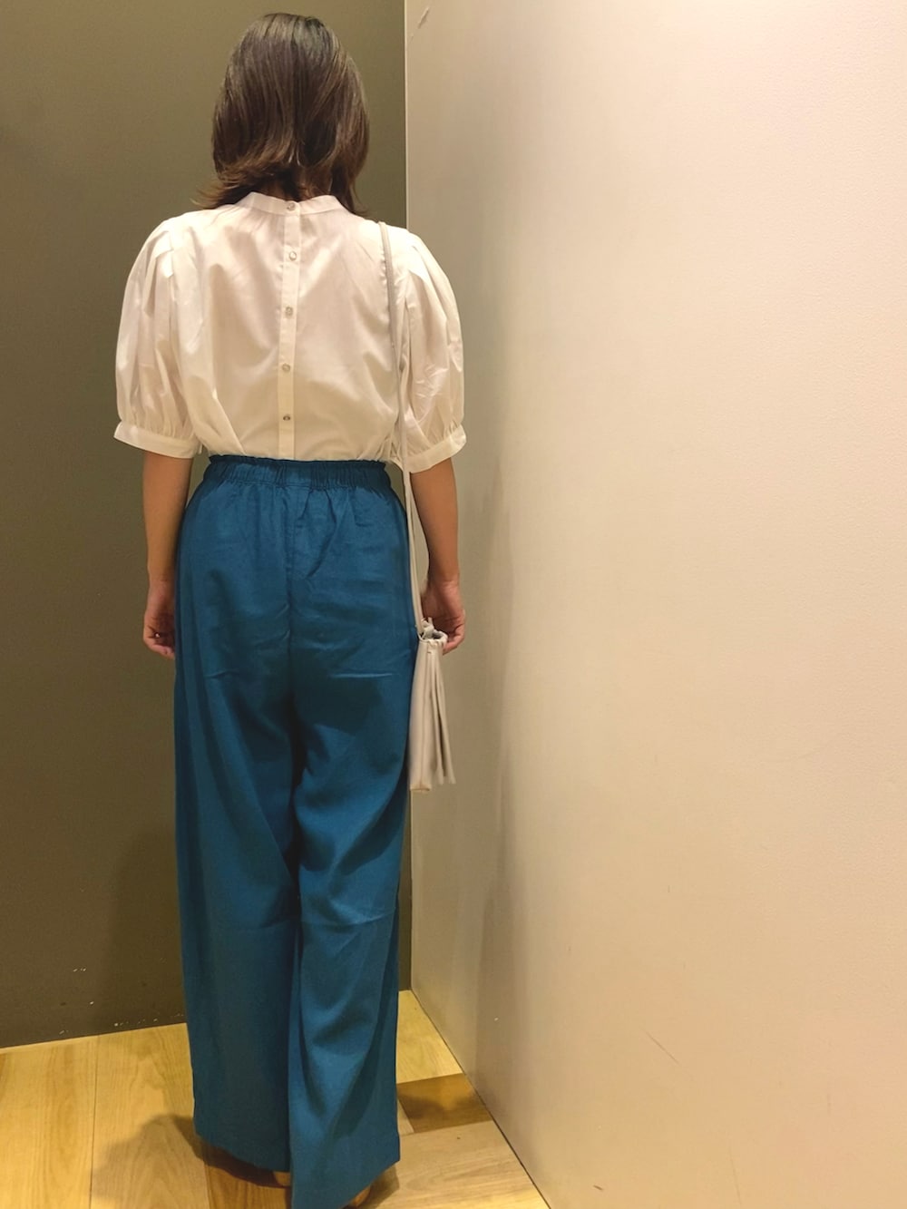 ホワイト系のシャツ/ブラウス、ブルー系のその他パンツ、グレー系のショルダーバッグを着用したレディースの夏コーディネートの2枚目の写真