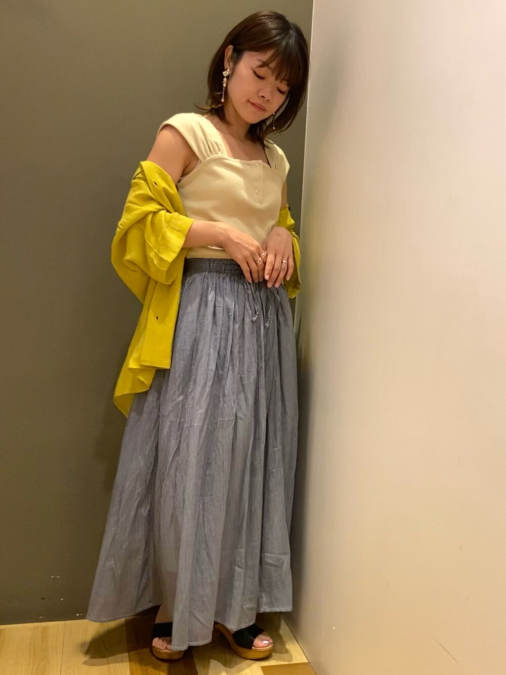 イエロー系のシャツ/ブラウス、イエロー系のタンクトップ、その他のスカートを着用したレディースの夏コーディネートの2枚目の写真