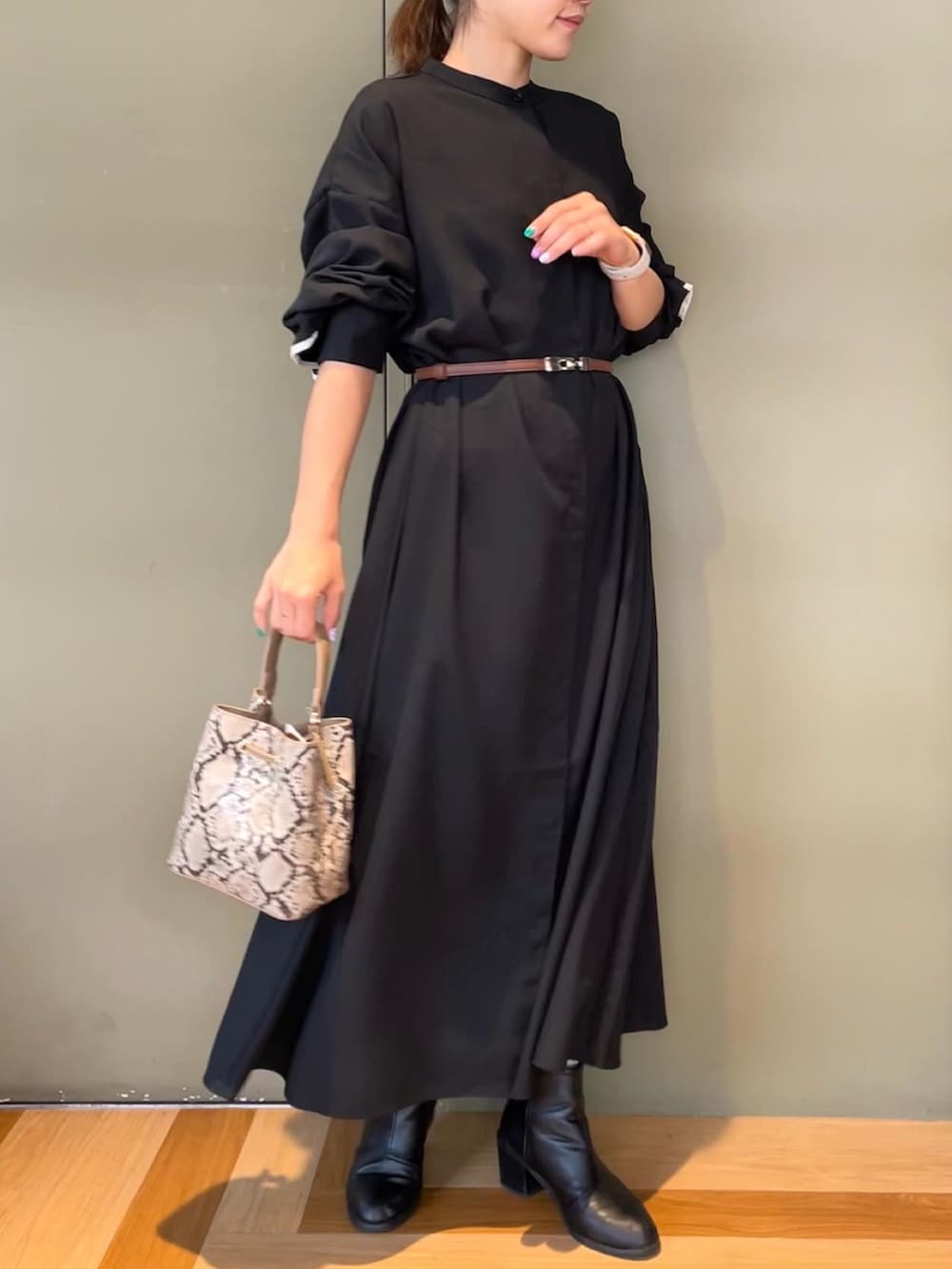ブラック系のワンピース、その他のショルダーバッグを着用したレディースの秋コーディネートの2枚目の写真