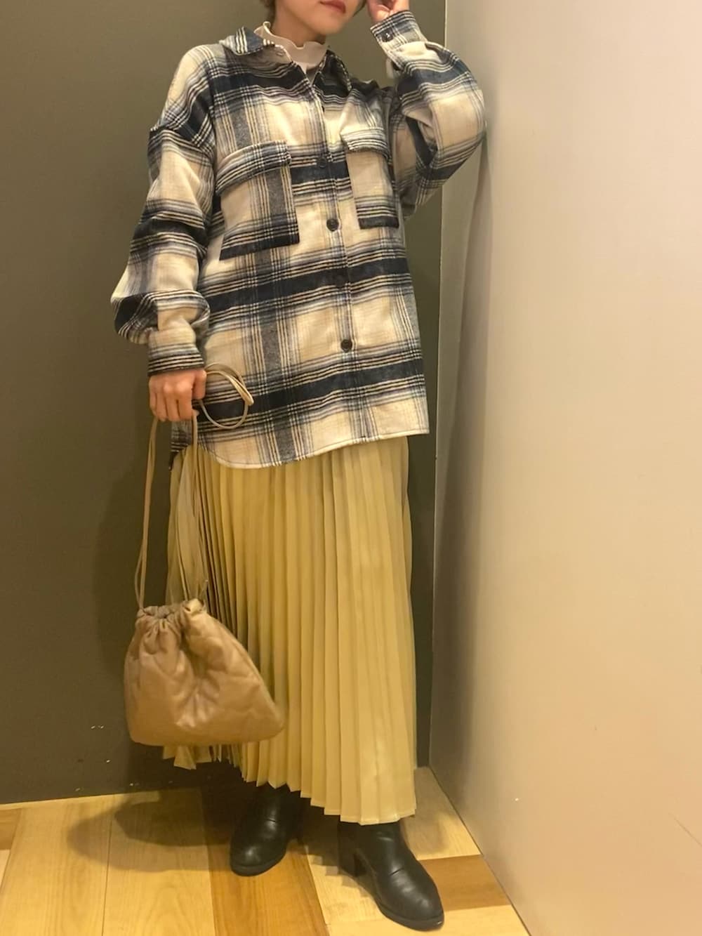 ホワイト系のTシャツ/カットソー、ブルー系のシャツ/ブラウス、イエロー系のスカートを着用したレディースの冬コーディネートの2枚目の写真