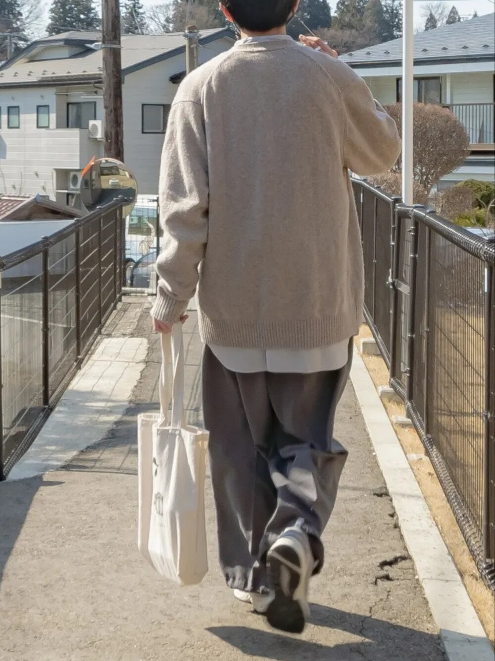 ベージュ系のカーディガン/ボレロ、ブルー系のシャツ/ブラウス、グレー系のその他パンツを着用したメンズの春コーディネートの2枚目の写真