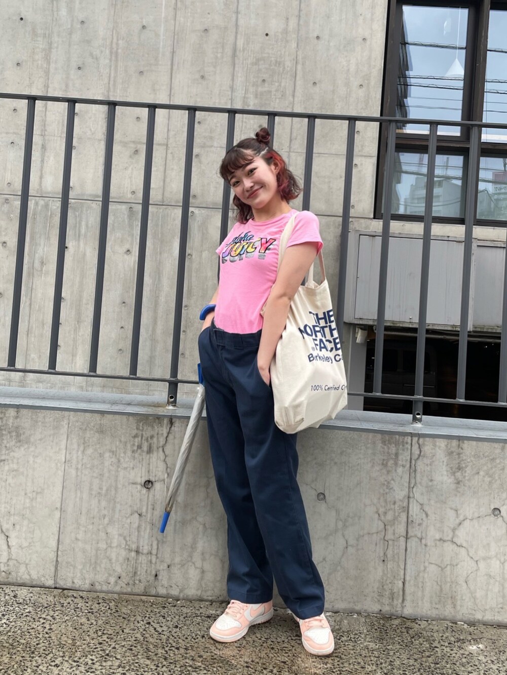 ピンク系のTシャツ/カットソー、ブルー系のパンツ、ピンク系のスニーカーを着用したレディースの夏コーディネートの2枚目の写真