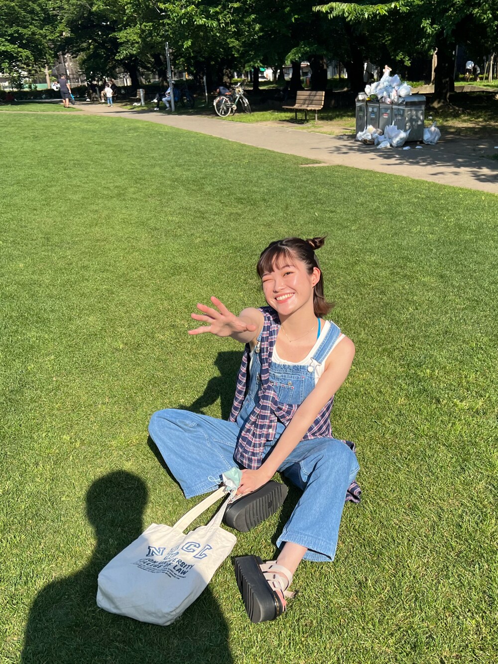 ベージュ系のサンダルを着用したレディースの夏コーディネートの2枚目の写真