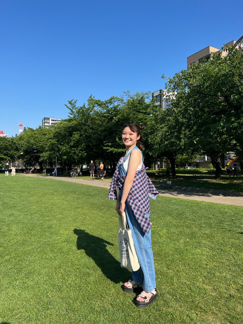 ベージュ系のサンダルを着用したレディースの夏コーディネートの3枚目の写真