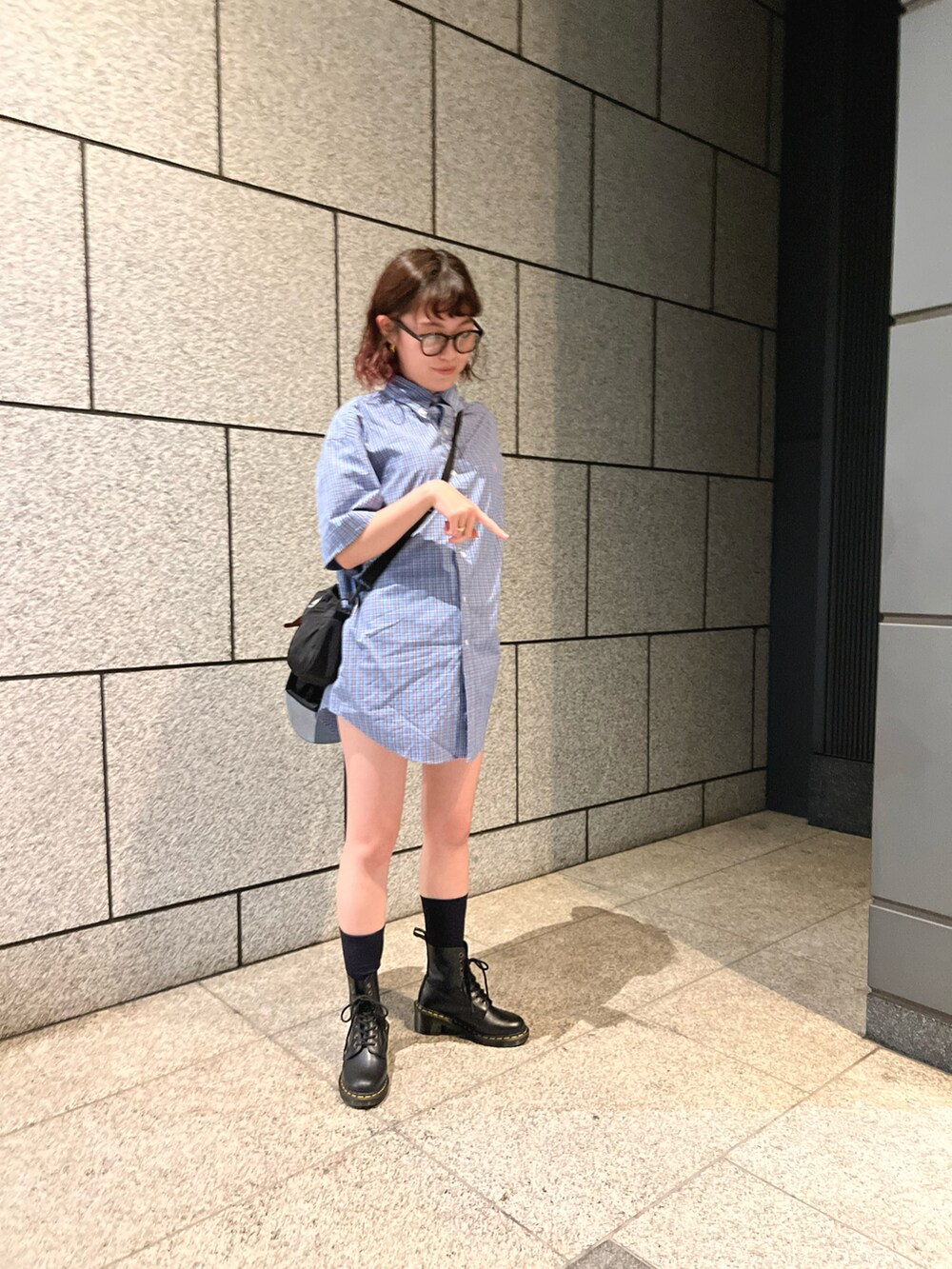 ブラック系のショルダーバッグ、ブルー系のシャツ/ブラウス、ブラック系のシューズを着用したレディースの夏コーディネートの3枚目の写真