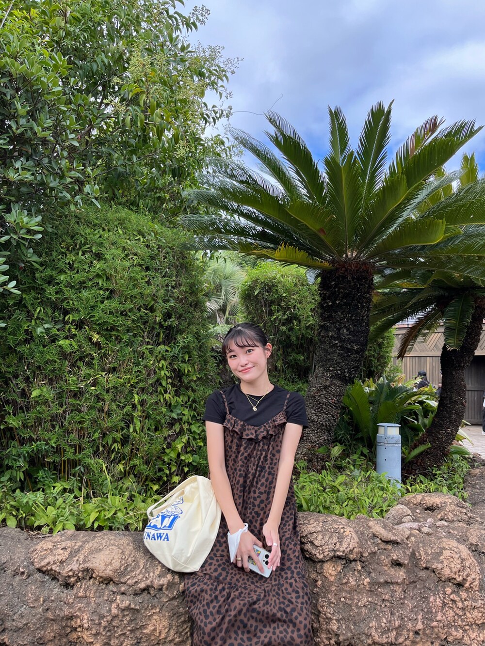 ブラック系のブーツ、ブラウン系のワンピースを着用したレディースの秋コーディネートの3枚目の写真