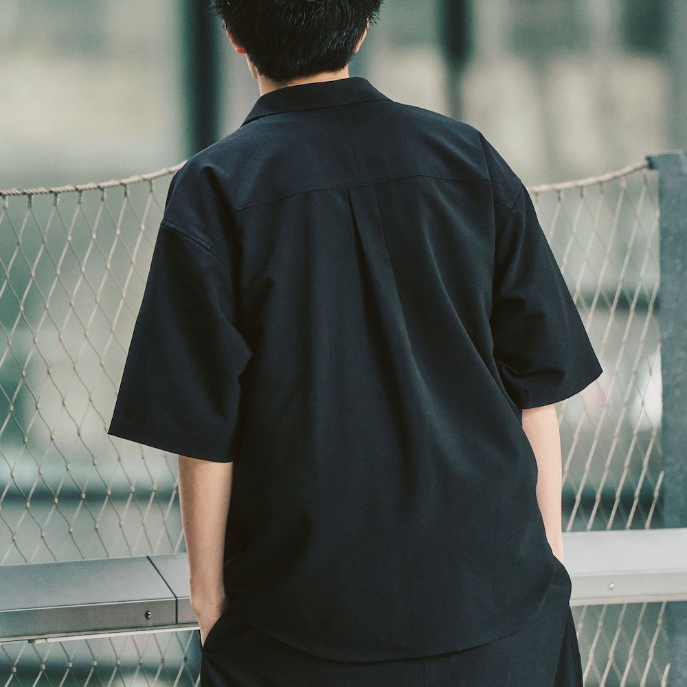 ブラック系のシャツ/ブラウスを着用したメンズの春コーディネートの3枚目の写真