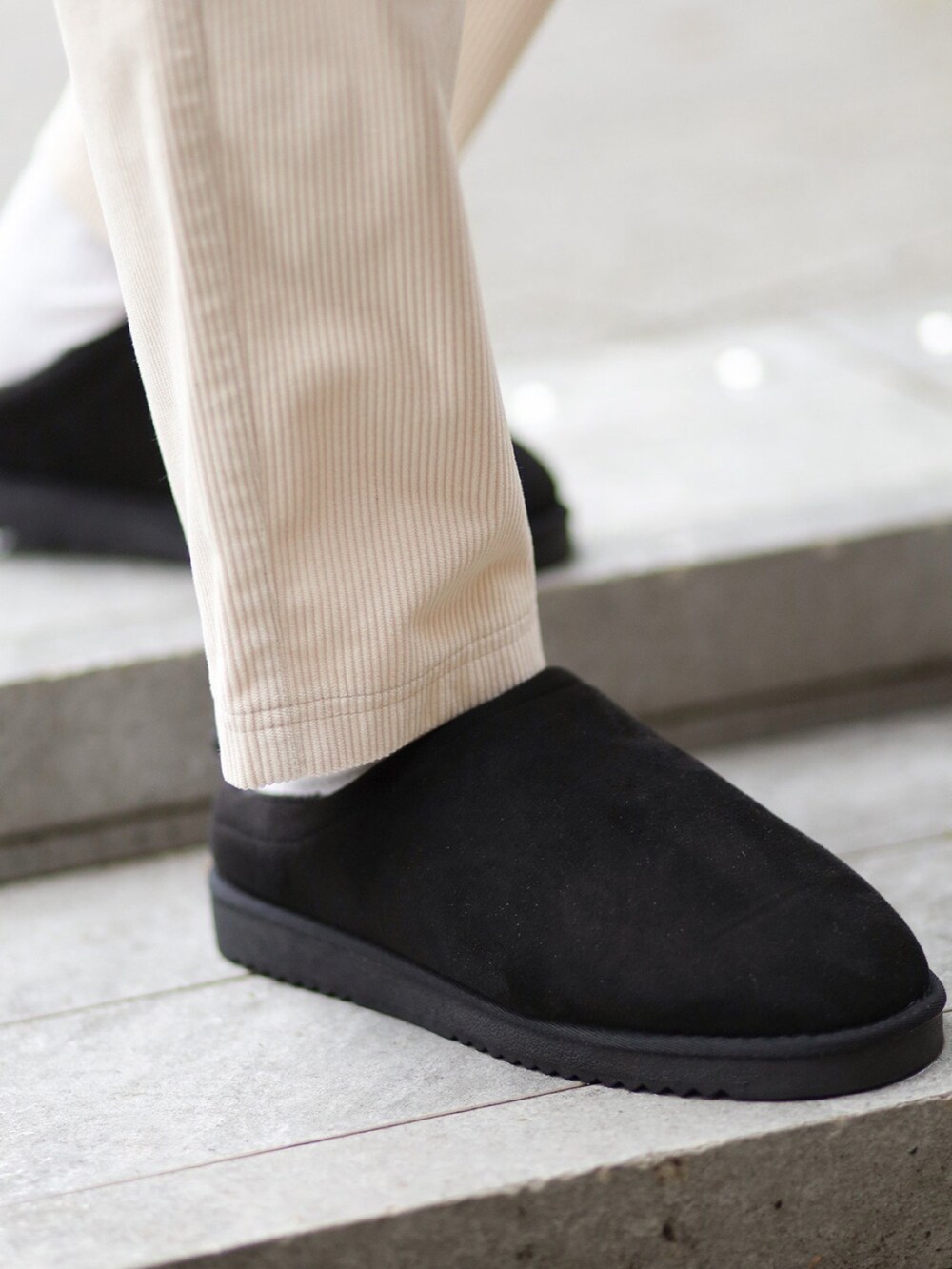 ブラック系のサンダルを着用したメンズの秋コーディネートの2枚目の写真