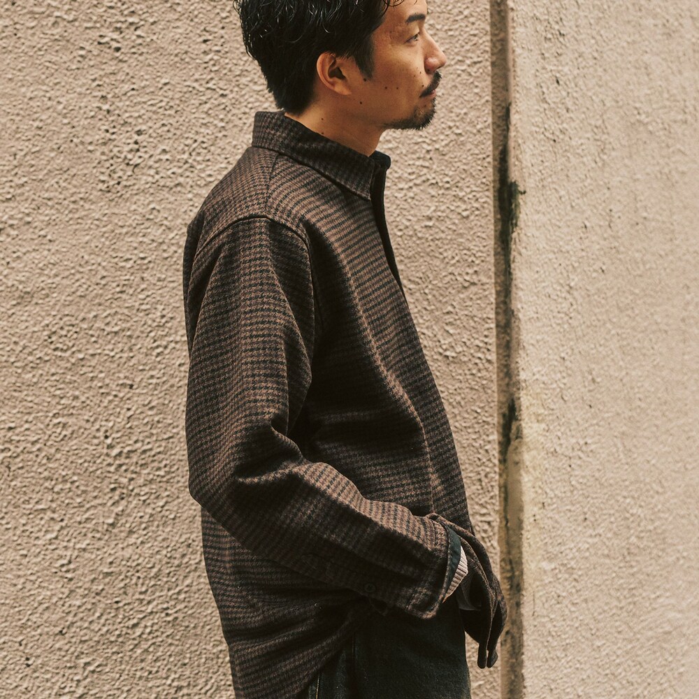 ブラック系のデニムパンツ、ホワイト系のスニーカーを着用したメンズの冬コーディネートの3枚目の写真