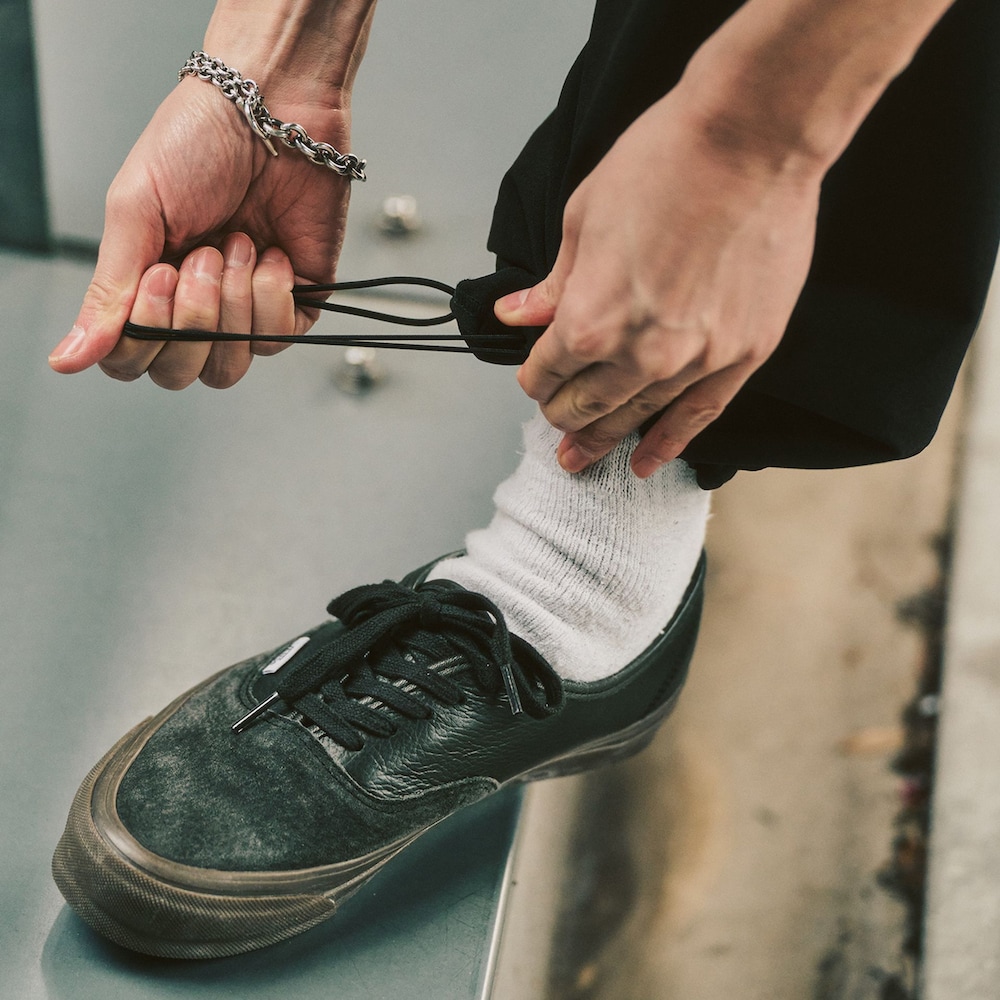 ブラック系のシャツ/ブラウスを着用したメンズの春コーディネートの5枚目の写真